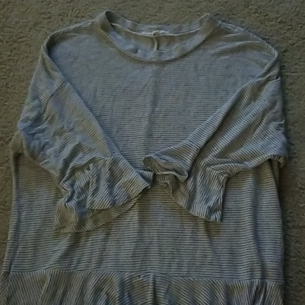Bell sleeve/bottom shirt
